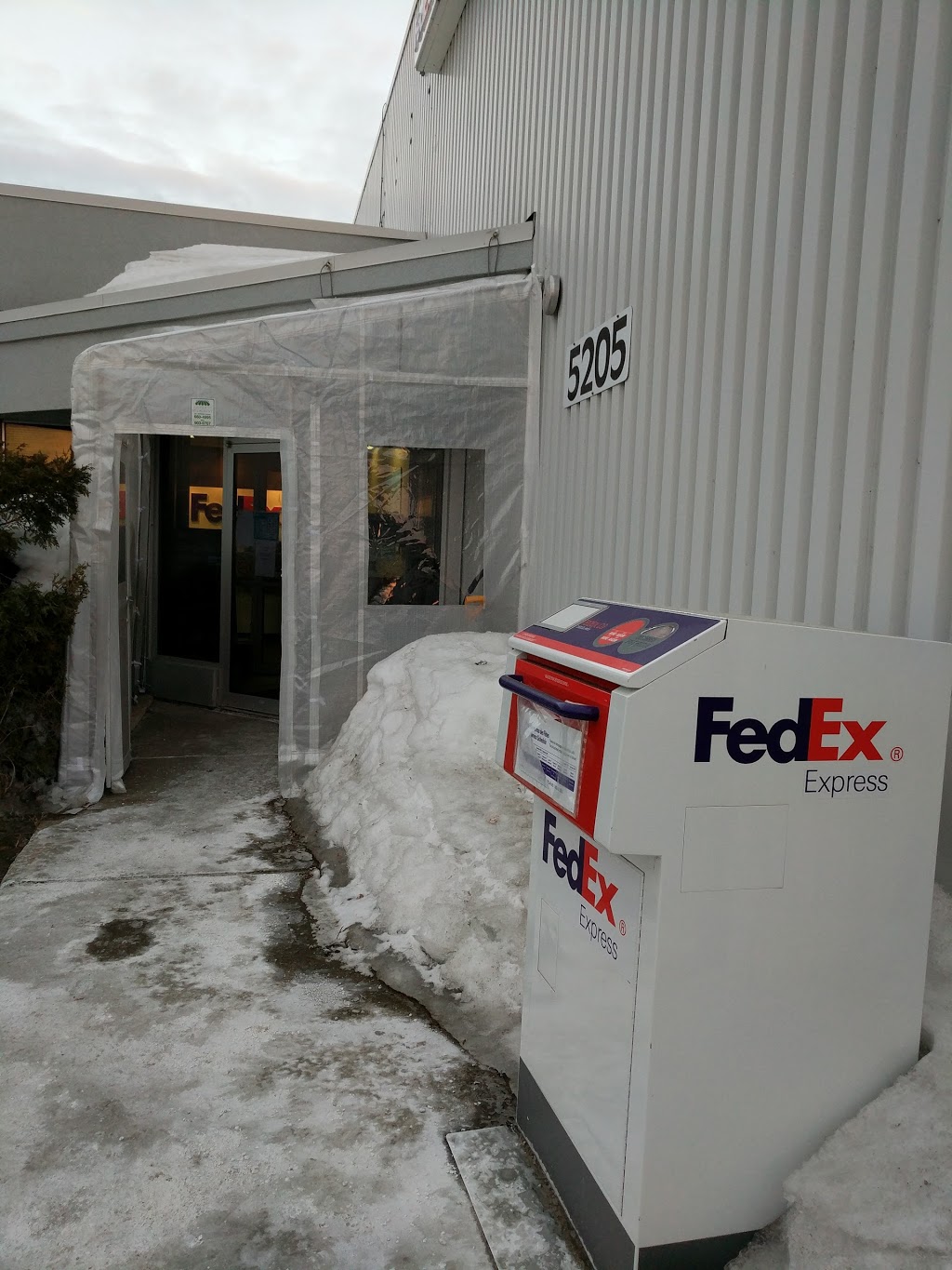 FedEx Ship Centre | 5205 Rue Rideau, Québec, QC G2E 5H5, Canada | Phone: (800) 463-3339