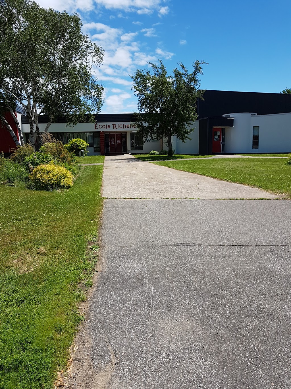 École Richelieu | 5405 Rue de Courcelette, Trois-Rivières, QC G8Y 3V2, Canada | Phone: (819) 375-8809