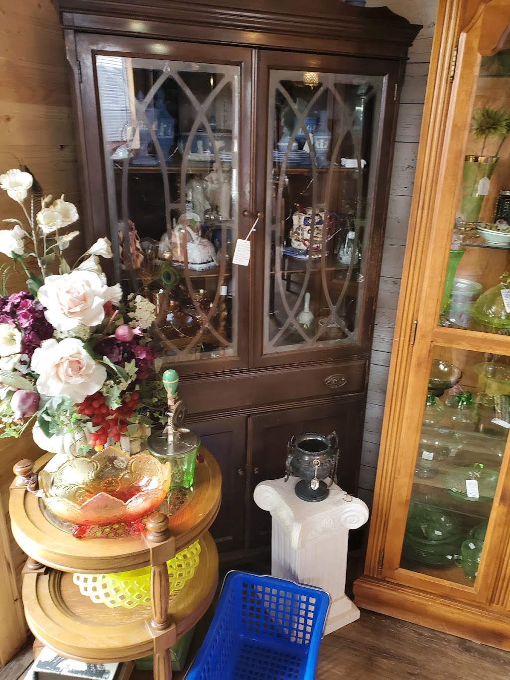 Gracie Ds Antiques Collectibles & Giftware | 5410 50 Ave, Mirror, AB T0B 3C0, Canada | Phone: (403) 788-2929