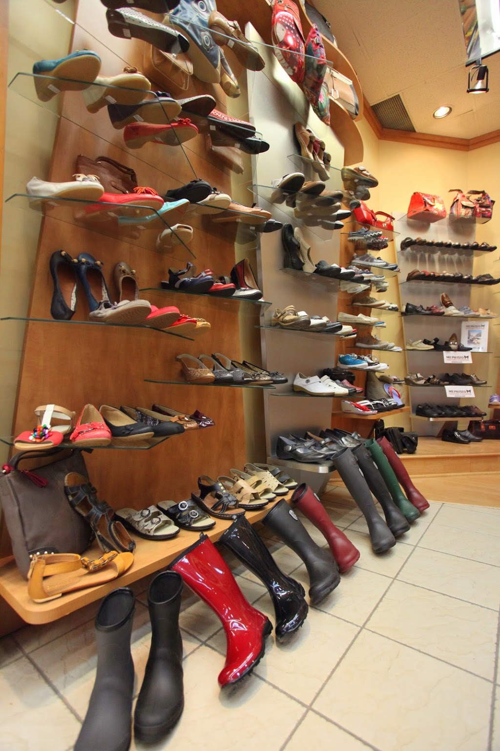 Chaussures Bianco | 3050 Boul de Portland, Sherbrooke, QC J1L 1K1, Canada | Phone: (819) 565-9990