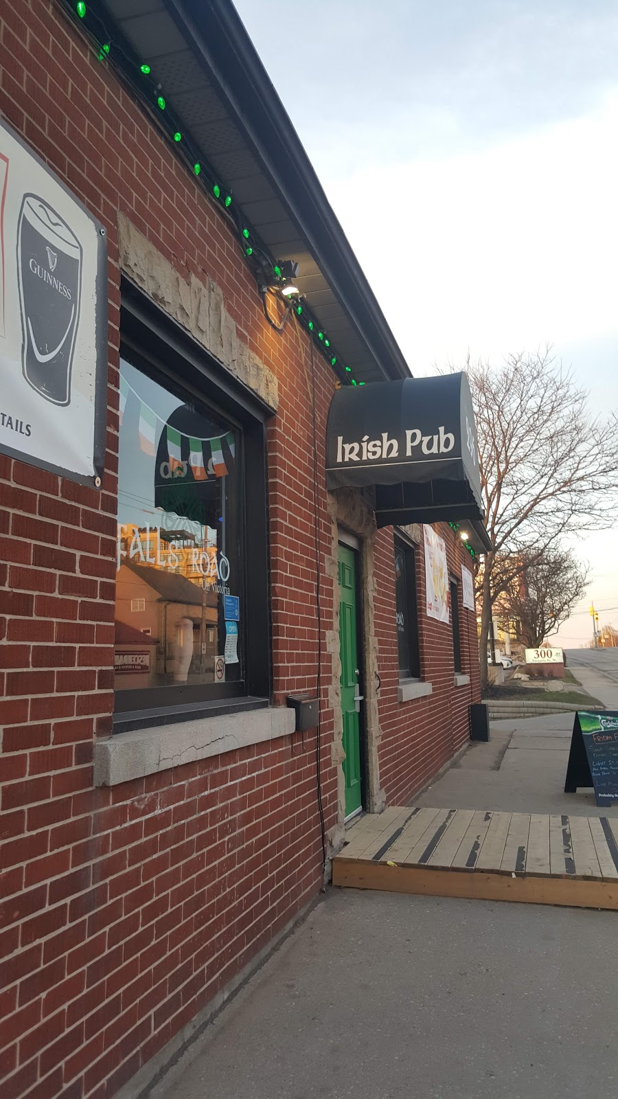 The Falls Road Pub | 296 Victoria St N, Kitchener, ON N2H 5E2, Canada | Phone: (519) 742-0600