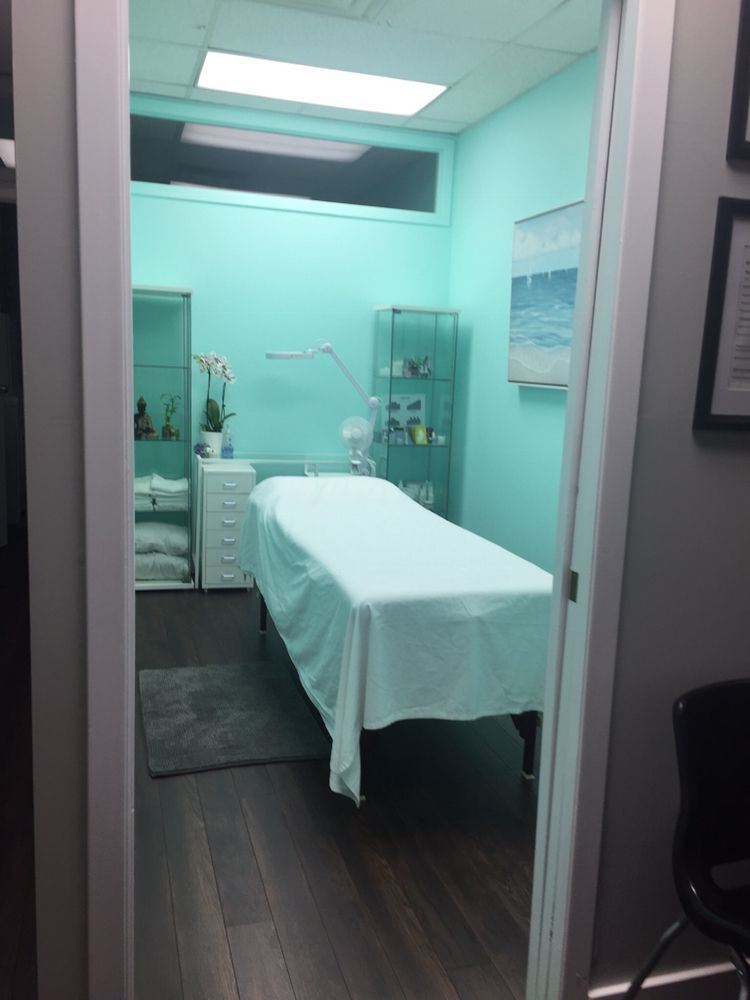 BODY & GLOW | 4400 Bathurst St Suite 8, North York, ON M3H 3R8, Canada | Phone: (416) 551-9335