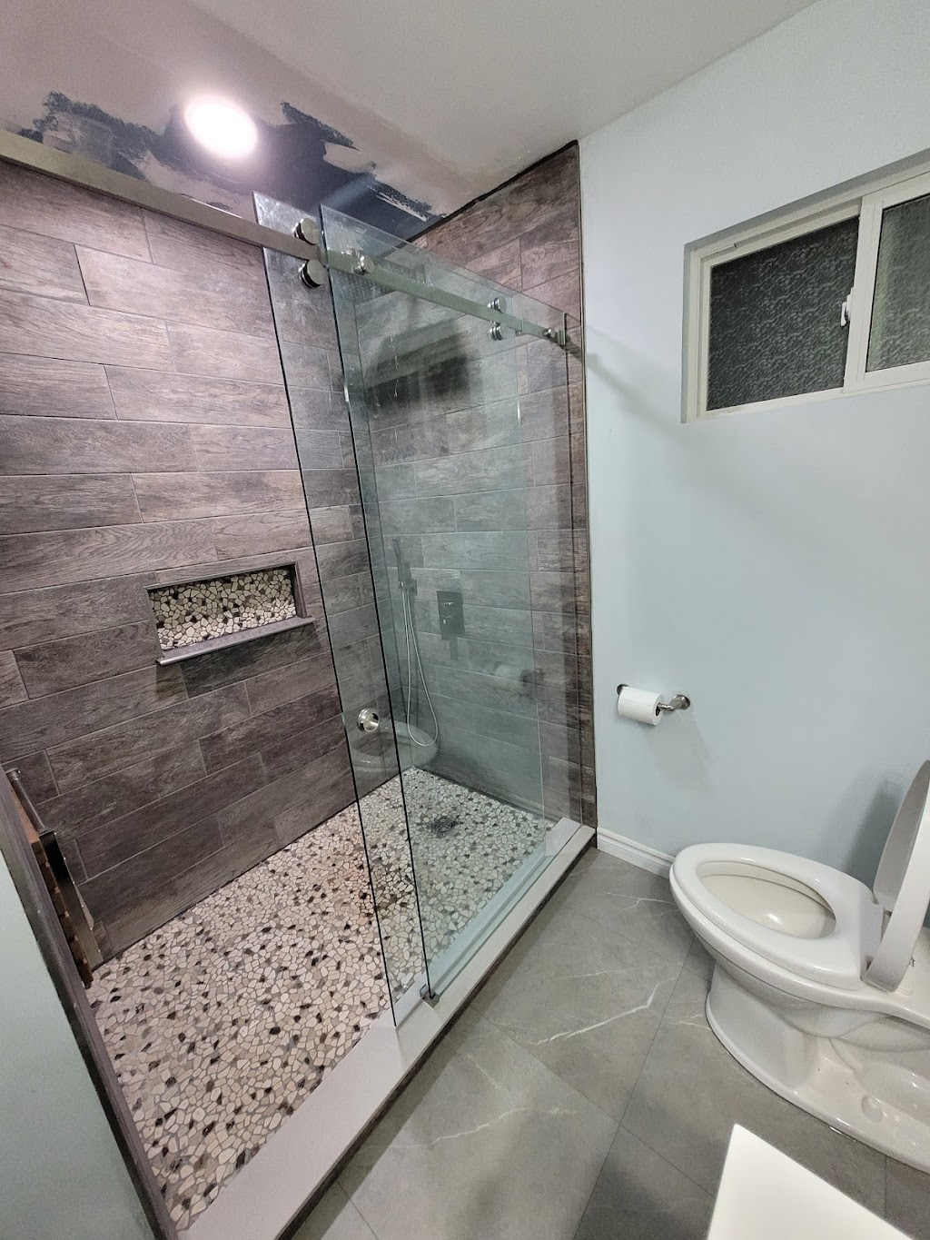 Gilmour Glass and Showers | 757 Fifes Bay Marina Ln, Peterborough, ON K9J 6X3, Canada | Phone: (705) 768-0684