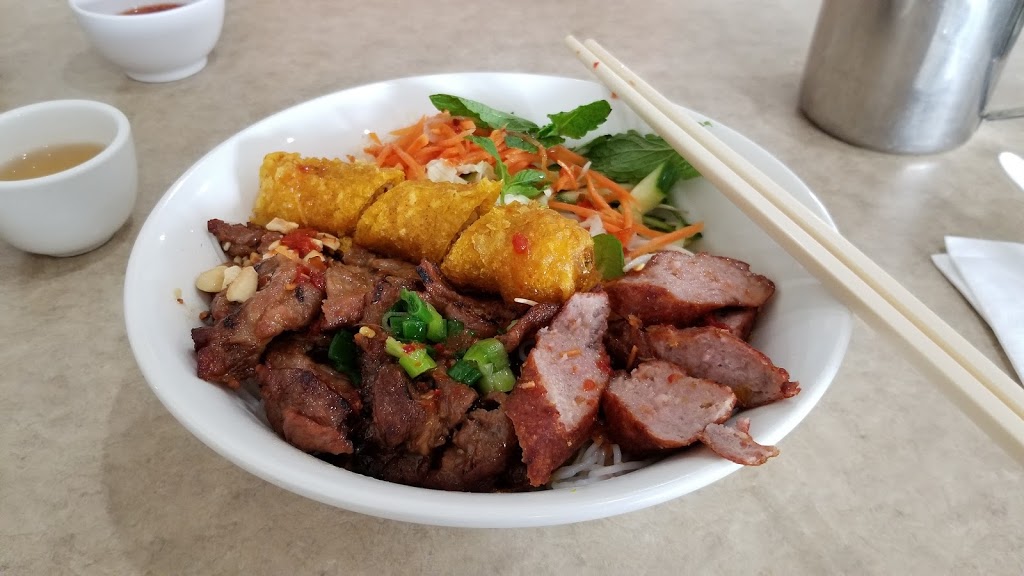 Pho Bo To | 1635 Lawrence Ave W, North York, ON M6L 3C9, Canada | Phone: (416) 245-0388