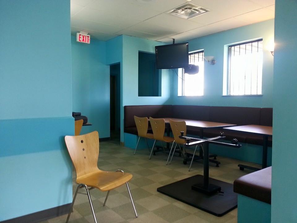 Monas Cafe and Restaurant | 1325 Humber Pl, Ottawa, ON K1B 5K9, Canada | Phone: (613) 247-8030