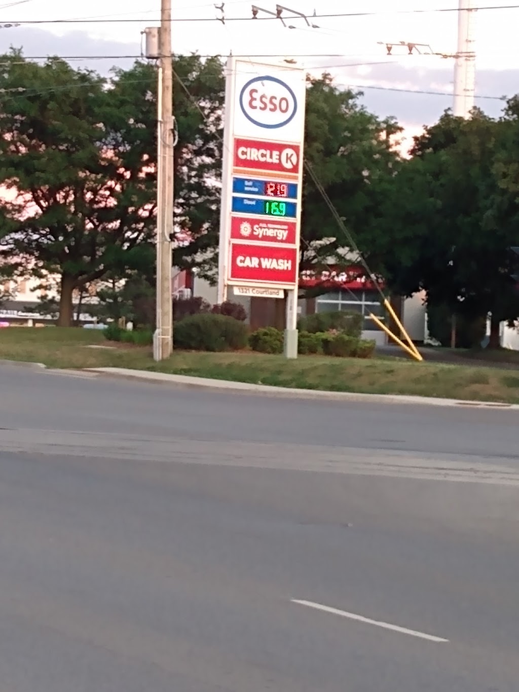 ESSO CIRCLE K | 1321 Courtland Ave E, Kitchener, ON N2C 1K8, Canada | Phone: (519) 894-9910