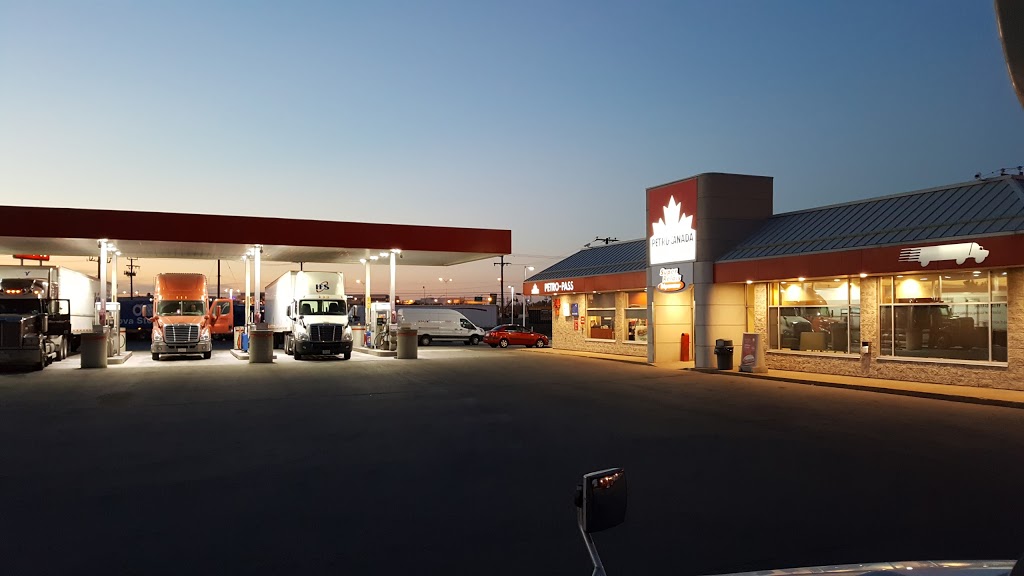 Petro-Pass Relais Routiers | 4900 Chemin St François, Saint-Laurent, QC H4S 1W9, Canada | Phone: (514) 745-5511