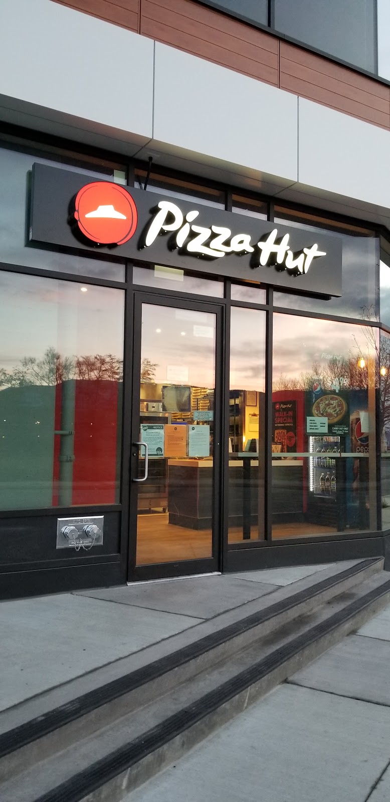 Pizza Hut | 3477 Lakeshore Rd #103, Kelowna, BC V1W 3S9, Canada | Phone: (250) 868-0111