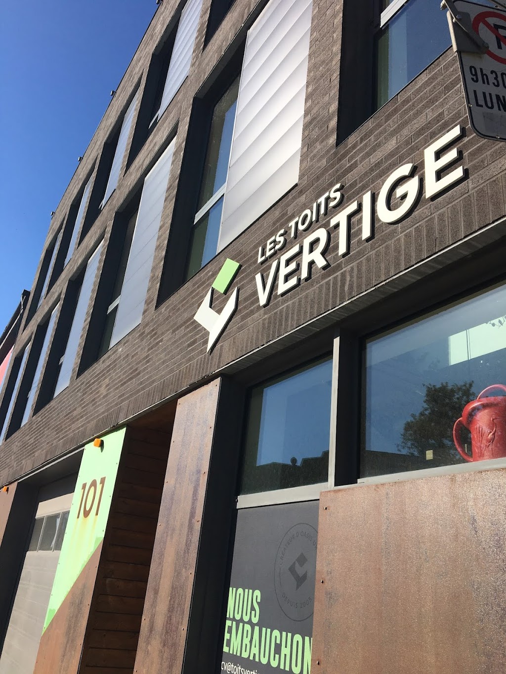 Les Toits Vertige | 255 Rue Benjamin Hudon, Saint-Laurent, QC H4N 1J3, Canada | Phone: (514) 543-9774