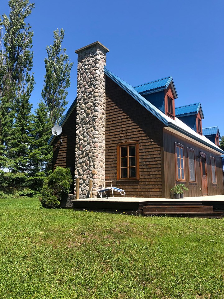 La maison du fleuve aux champs | 6408 Chem. Royal, Saint-Laurent-de-lÎle-dOrléans, QC G0A 3Z0, Canada | Phone: (418) 952-6663