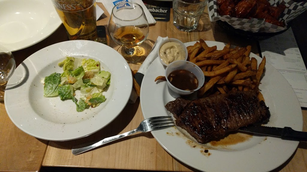 Freds Bar & Grill | 636 Bloor St, Mississauga, ON L5A 1Z8, Canada | Phone: (905) 279-0097