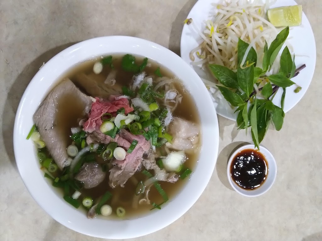 Pho Bo To | 1635 Lawrence Ave W, North York, ON M6L 3C9, Canada | Phone: (416) 245-0388