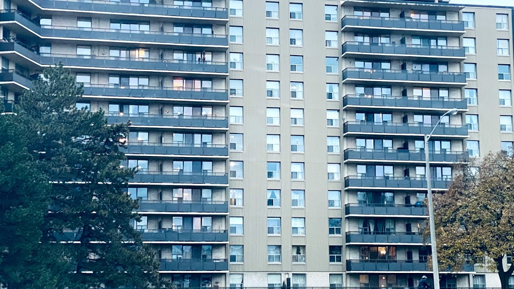 Royal Hill Apartments | 34 Leith Hill Rd, North York, ON M2J 1Z4, Canada | Phone: (416) 494-3432