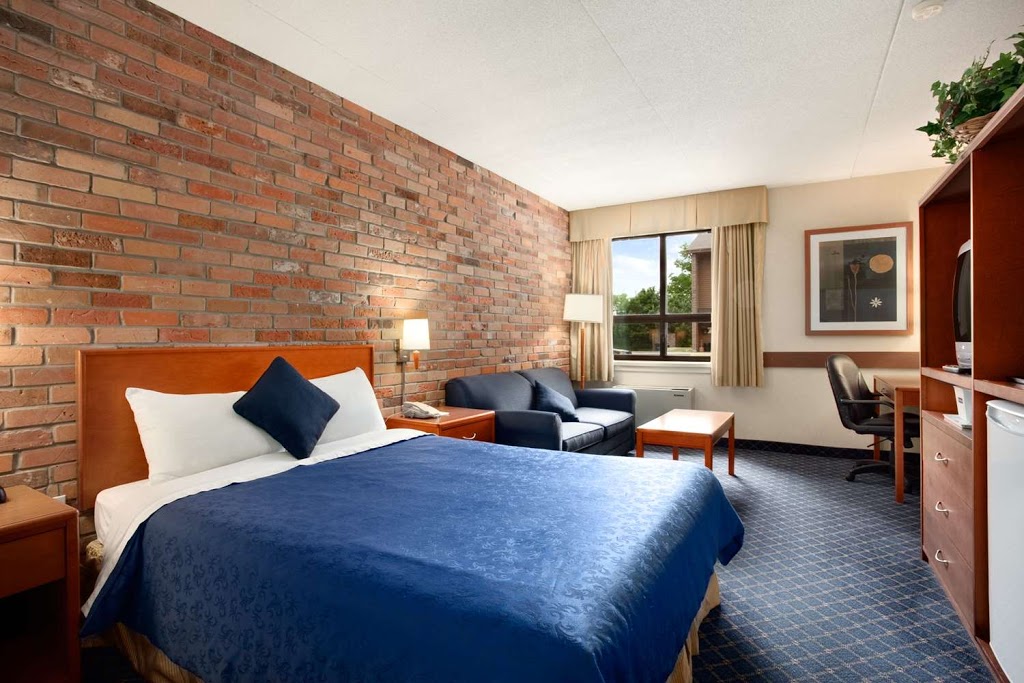 Travelodge by Wyndham Barrie on Bayfield | 300 Bayfield St, Barrie, ON L4M 3B9, Canada | Phone: (705) 996-0702