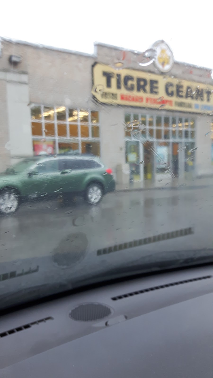 Tigre Géant | 385 Avenue de Buckingham, Gatineau, QC J8L 2G8, Canada | Phone: (819) 986-8533