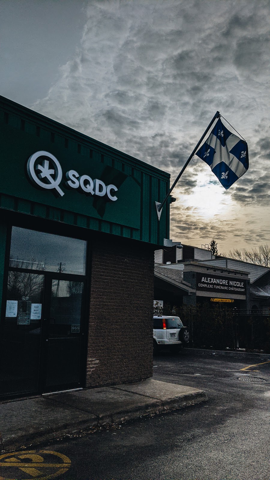 SQDC- Châteauguay | 90 Bd Saint-Jean-Baptiste Local 103, Châteauguay, QC J6K 3A6, Canada | Phone: (450) 507-2002