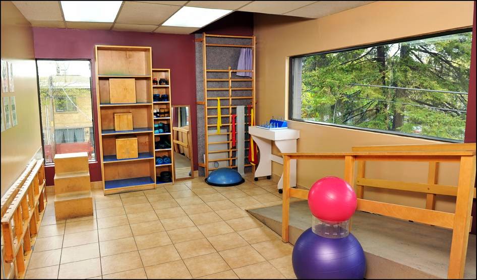 Physiotherapy Clinic Universal Fleury | 2044 Rue Fleury E #206, Montréal, QC H2B 1J2, Canada | Phone: (514) 381-5855