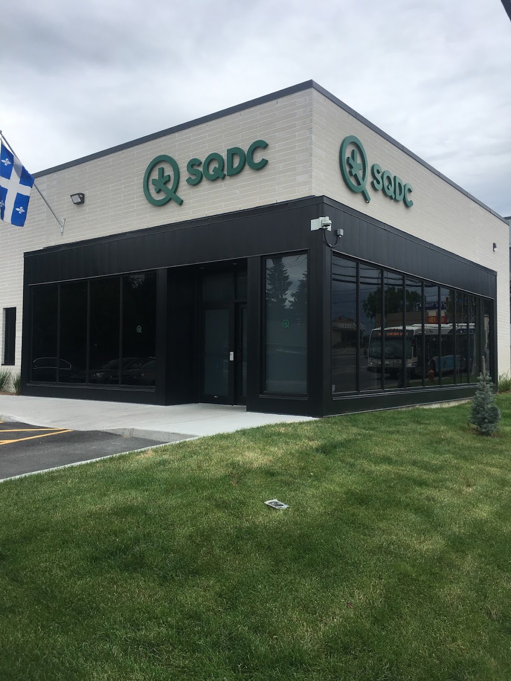 SQDC | 2160 Boulevard des Laurentides, Laval, QC H7M 2Y6, Canada | Phone: (450) 490-8045