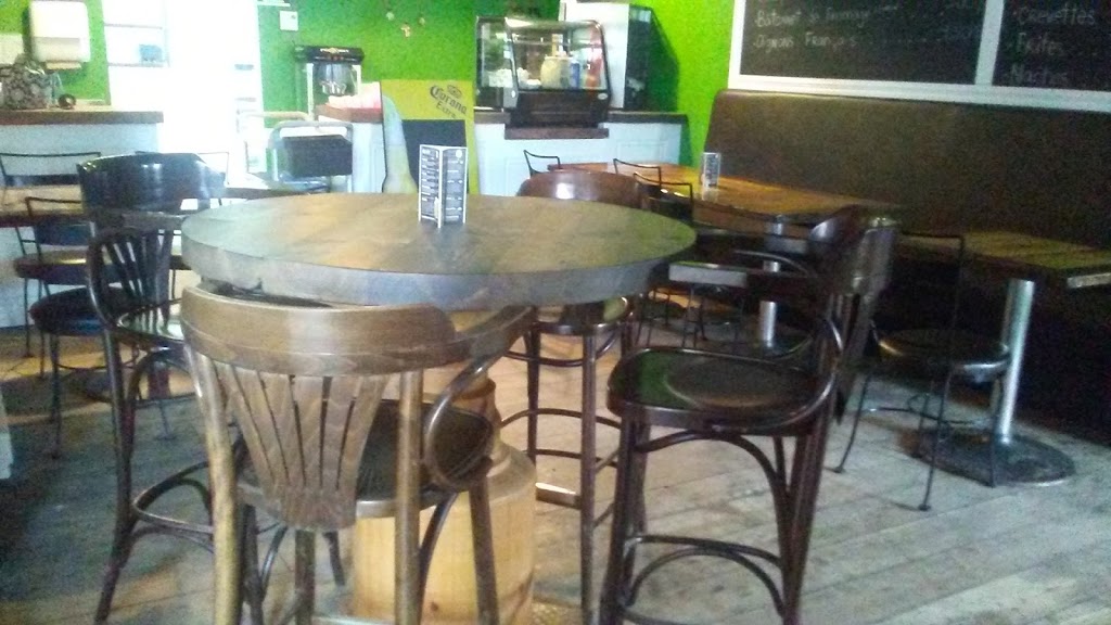 Café - Pub Le Flamant | 377 Boul St-Pierre, Saint-Raphaël, QC G0R 4C0, Canada | Phone: (418) 705-7575