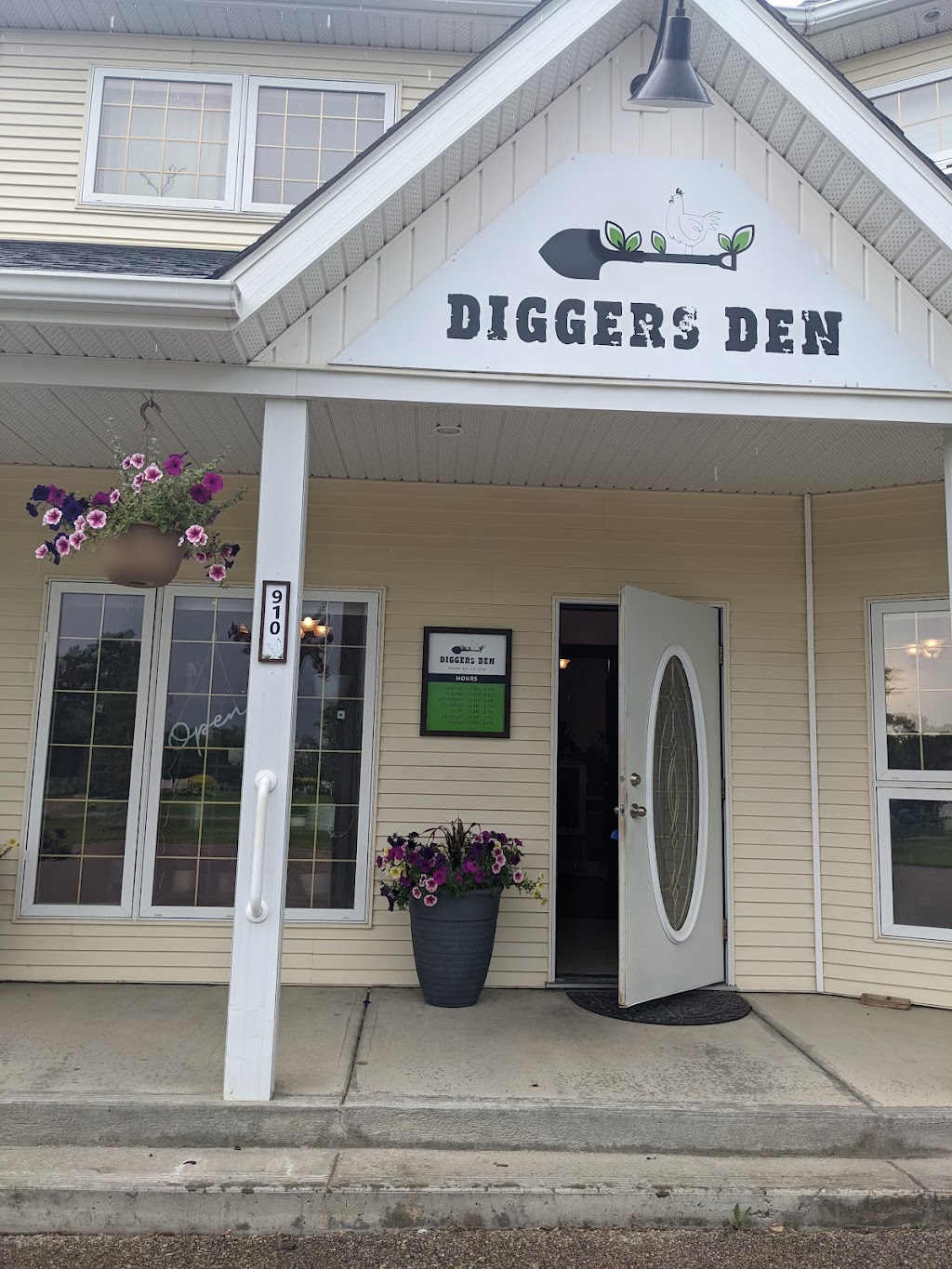 Diggers Den | 910 Main St, Three Hills, AB T0M 2A0, Canada | Phone: (587) 321-3258