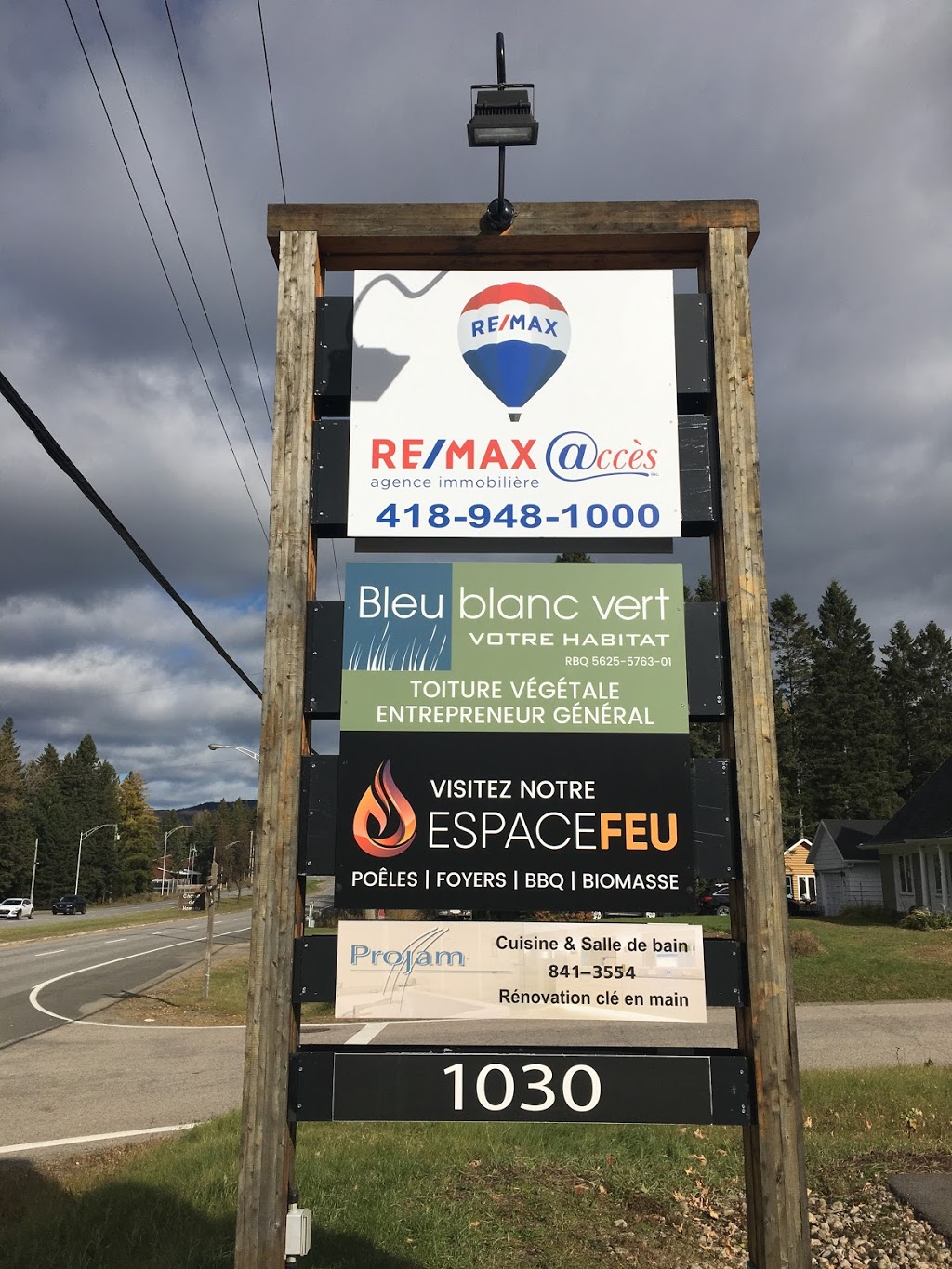 RE/MAX Accès | 1030 Boulevard du Lac Suite 1, Lac-Beauport, QC G3B 1X5, Canada | Phone: (418) 948-1000