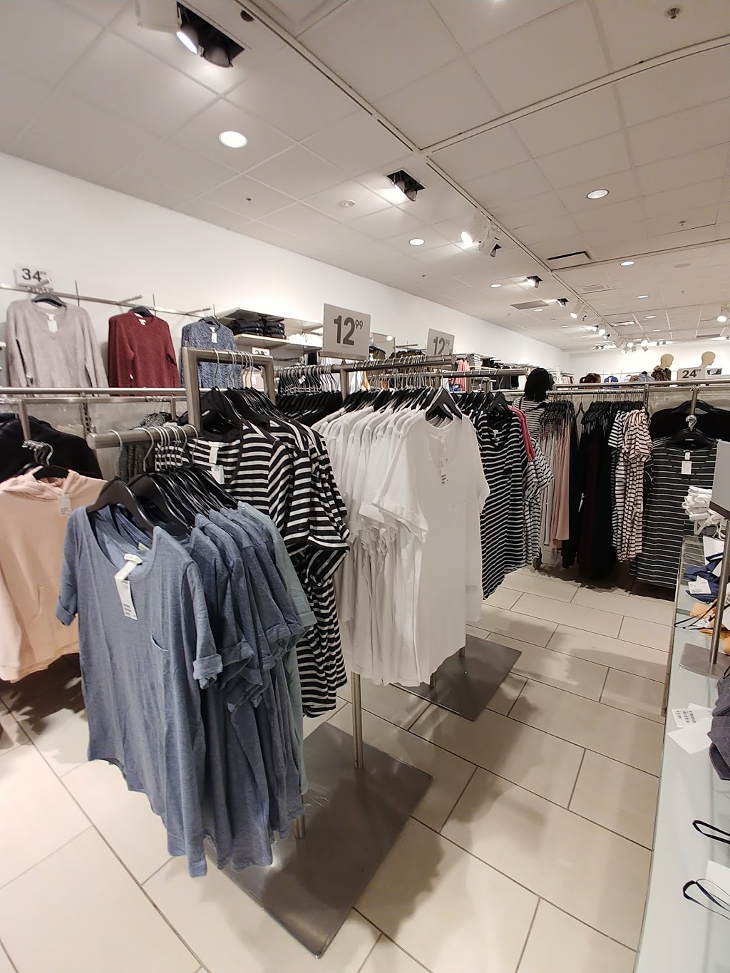 H&M | 240 Leighland Ave, Oakville, ON L6H 3H6, Canada | Phone: (855) 272-7007