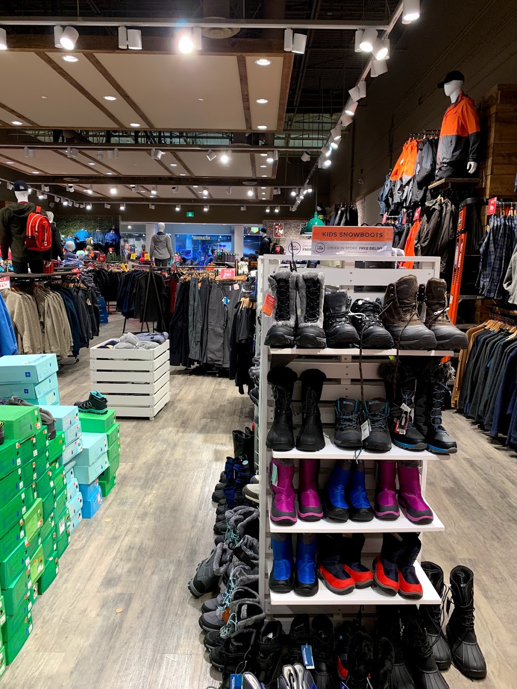 Mountain Warehouse | 5000 Canoe Pass Way Unit 438, Tsawwassen, BC V4M 0B3, Canada | Phone: (604) 948-0270