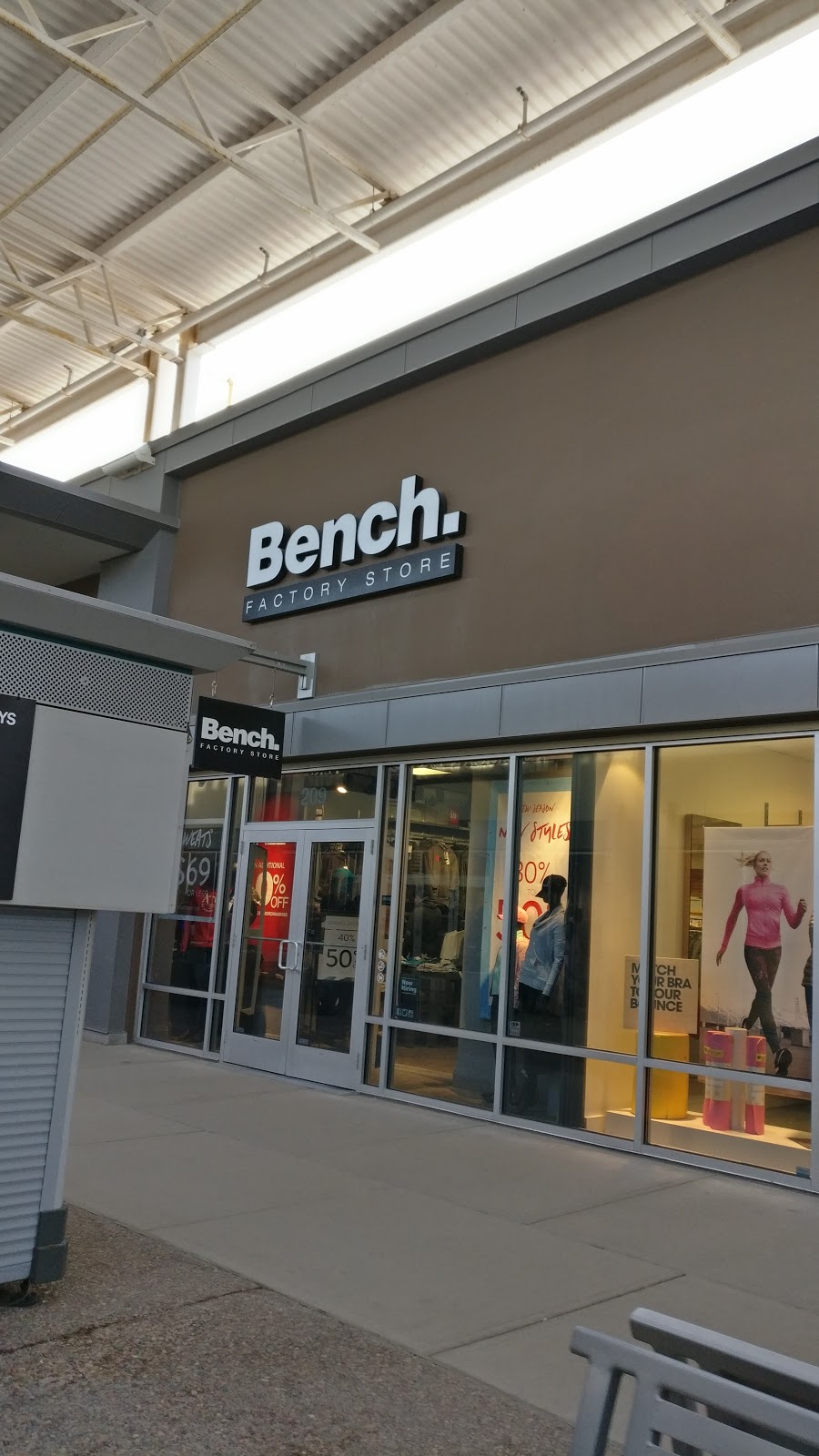 Bench | Toronto Premium Outlets 13850 Steeles Avenue W, Halton Hills, ON L7G 0J1, Canada | Phone: (289) 428-1016