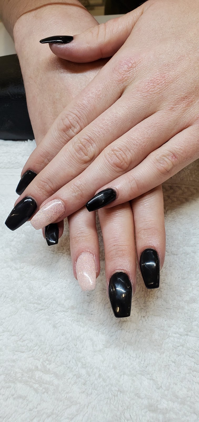 Royal Nail Bar | 4341 King St E, Kitchener, ON N2P 2E9, Canada | Phone: (519) 650-3333