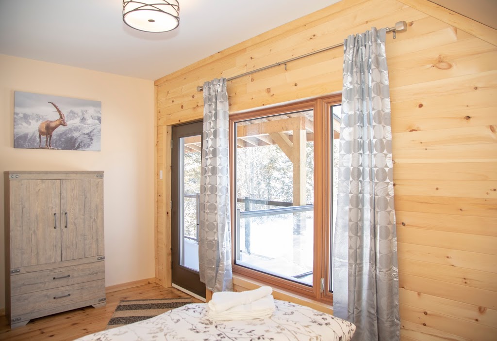 Chalet Dix | 433 rue Ioan, Wentworth-Nord, QC J0T 1Y0, Canada | Phone: (514) 562-6483