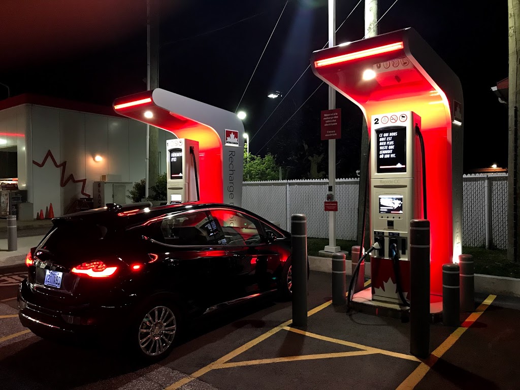 Borne de recharge rapide VÉ Petro-Canada/EV Fast Charging Station | 546 3e Rang, Sainte-Hélène-de-Bagot, QC J0H 1M0, Canada | Phone: (800) 668-0222