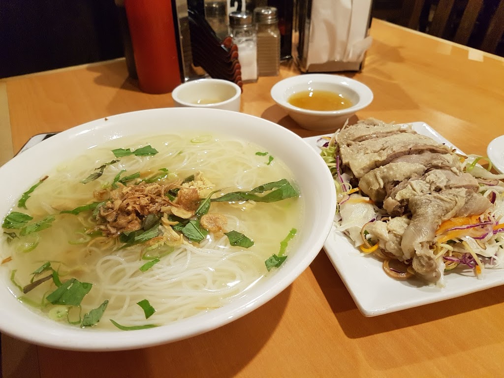 Pho Queen City | 3085 Hurontario St #13, Mississauga, ON L5A 4E4, Canada | Phone: (905) 615-8288