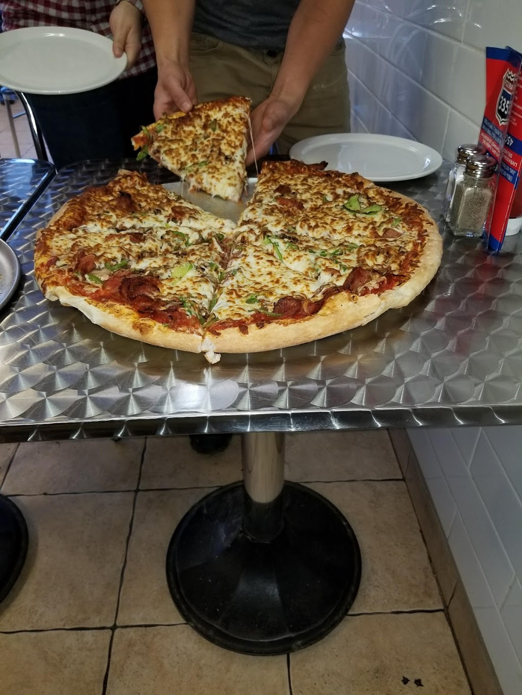 Pizzeria 335 | 1111 Rang Saint-François, Terrebonne, QC J6Y 0C7, Canada | Phone: (450) 435-9112