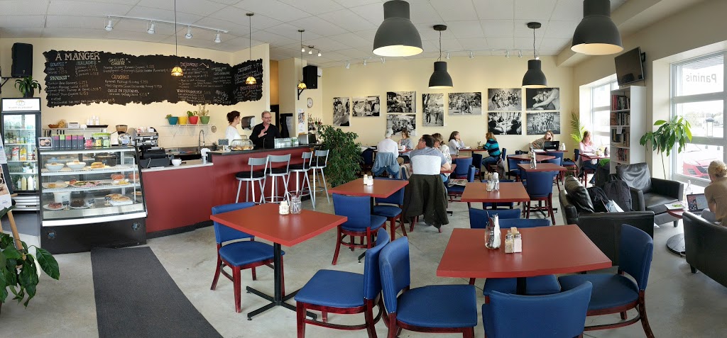 Le Café du passeur | 242 Chemin des Patriotes N, Mont-Saint-Hilaire, QC J3H 3H3, Canada | Phone: (450) 467-5555