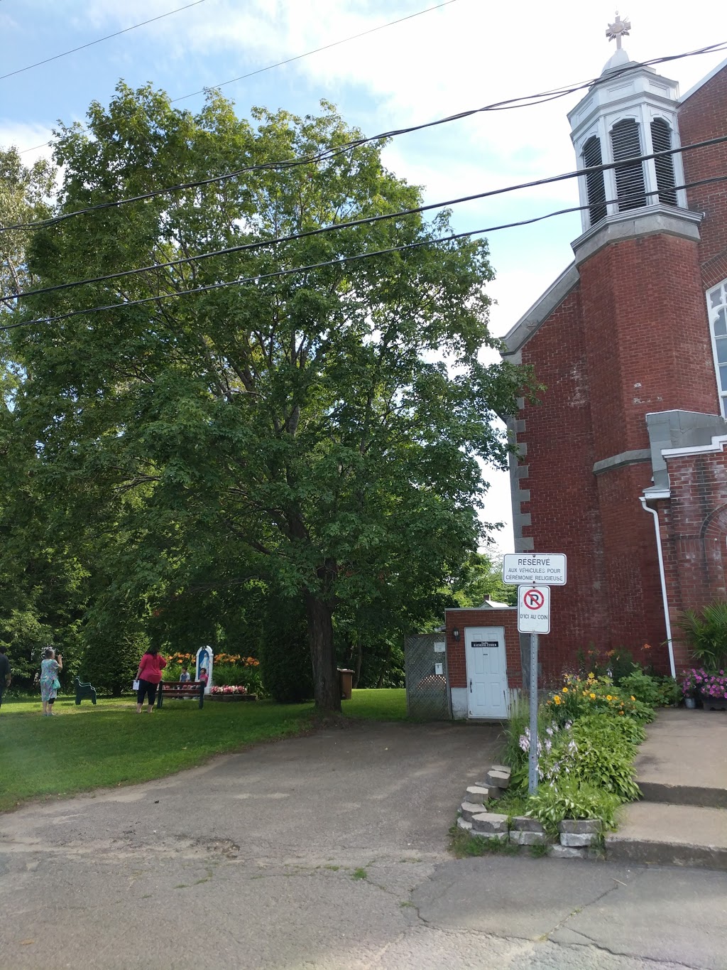 Église Saint-Joseph (Paroisse Notre-Dame-des-Pays-den-Haut) | 2980 Rue Lafontaine, Sainte-Adèle, QC J8B 1G1, Canada | Phone: (450) 229-3429