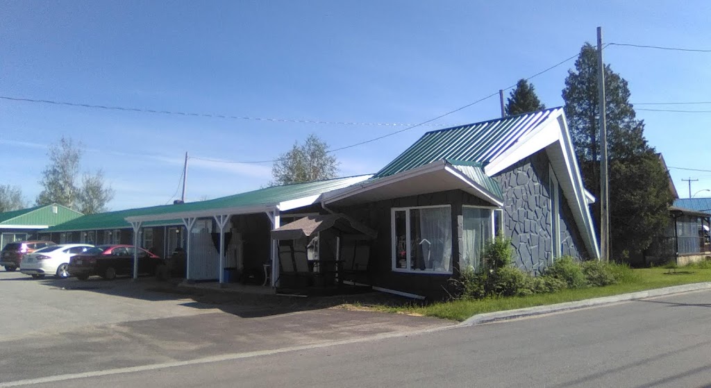 motel Christine | 108 Rue Principale, Lac-Bouchette, QC G0W 1V0, Canada | Phone: (418) 637-6523