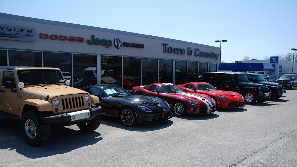 Town & Country Chrysler | 245 Lombard St, Smiths Falls, ON K7A 5B8, Canada | Phone: (613) 283-7555