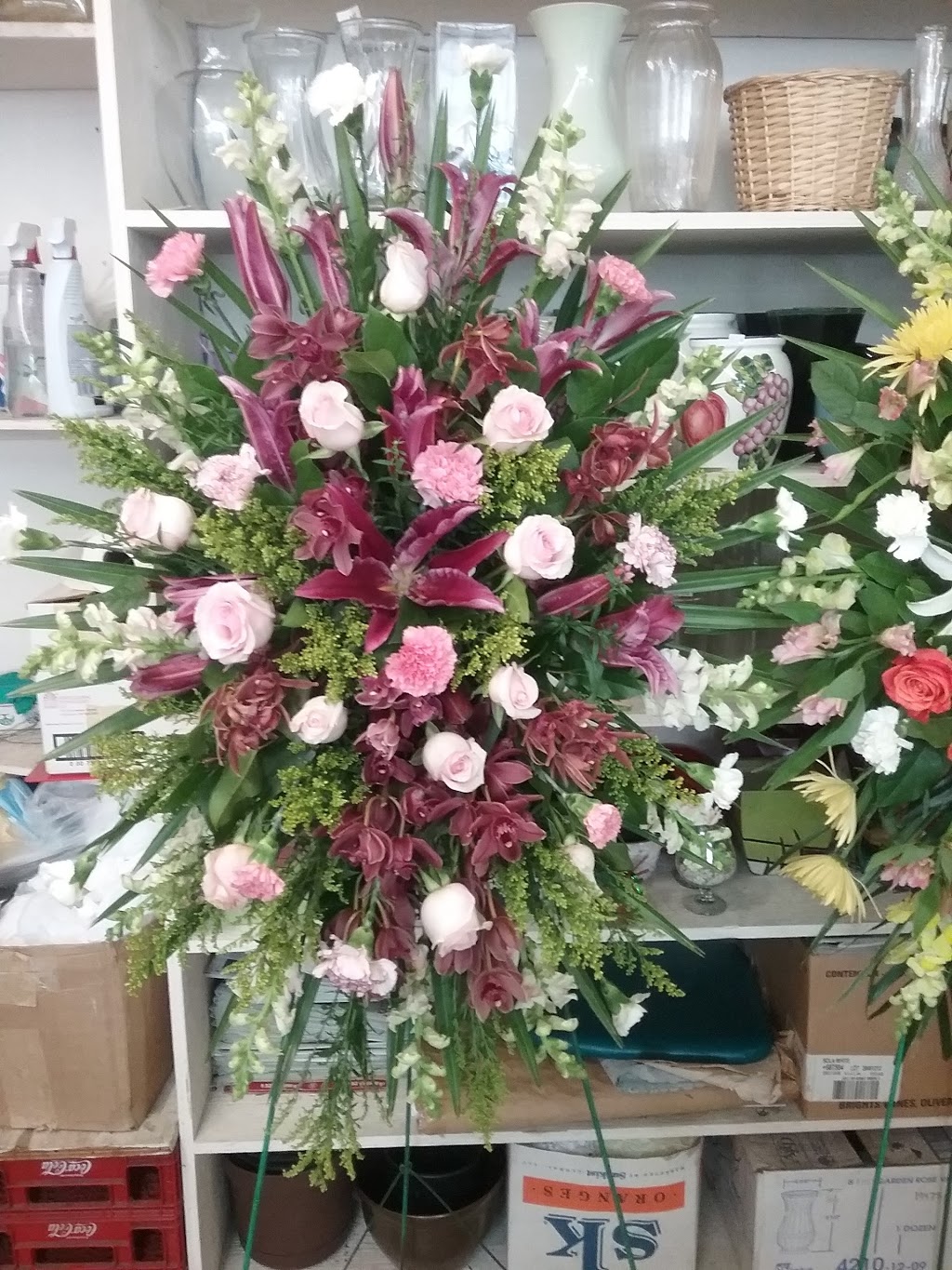 Lindas Flowers | 3855 Rupert St, Vancouver, BC V5R 2G7, Canada | Phone: (604) 434-7124