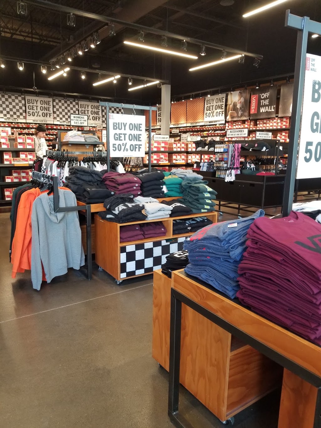 Vans | 300 Taylor Rd, Niagara-on-the-Lake, ON L0S 1J0, Canada | Phone: (905) 687-6777