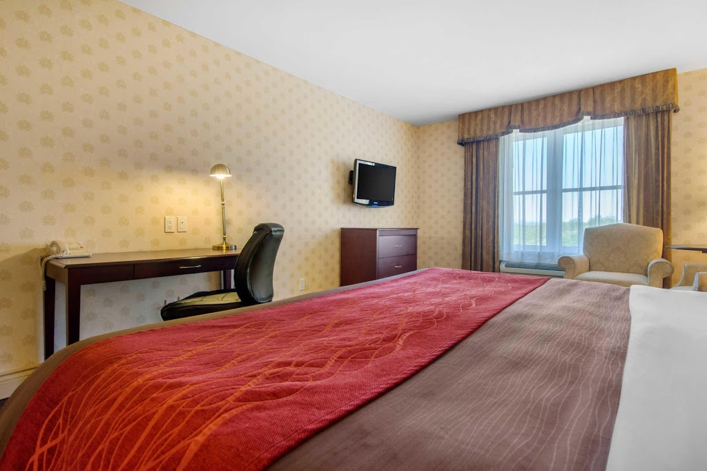 Comfort Inn & Suites | 1394 Route des Rivières, Saint-Nicolas, QC G7A 2N9, Canada | Phone: (418) 836-3336