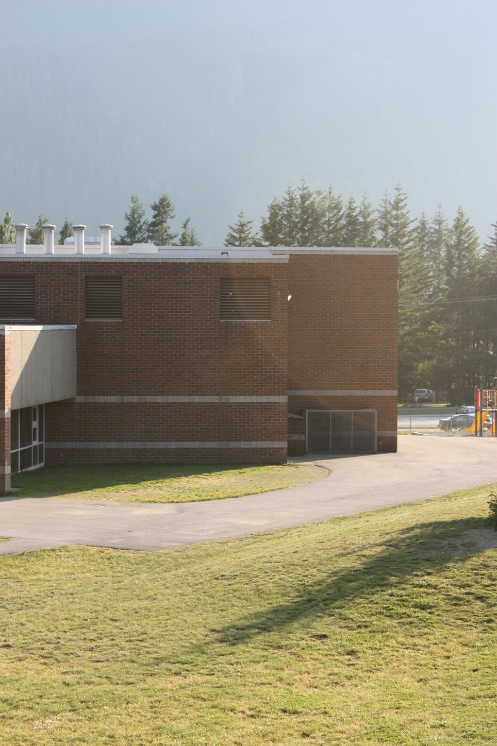 Brackendale Elementary School | 42000 Government Rd, Brackendale, BC V0N 1H0, Canada | Phone: (604) 898-3651