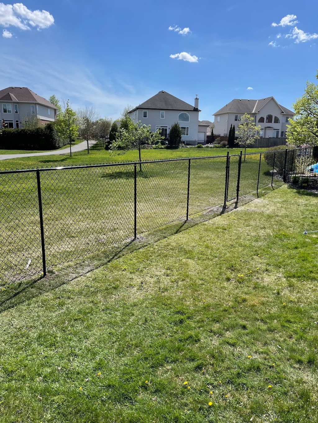 Sekuru Fences Ottawa | 62 Roycroft Way, Kanata, ON K2W 1C7, Canada | Phone: (613) 809-8897