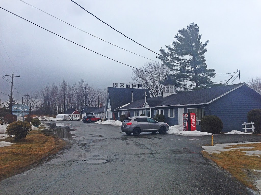 Motel Fleur-de-Lys | 2074 Chemin François-Hertel, Magog, QC J1X 0M1, Canada | Phone: (819) 843-5508