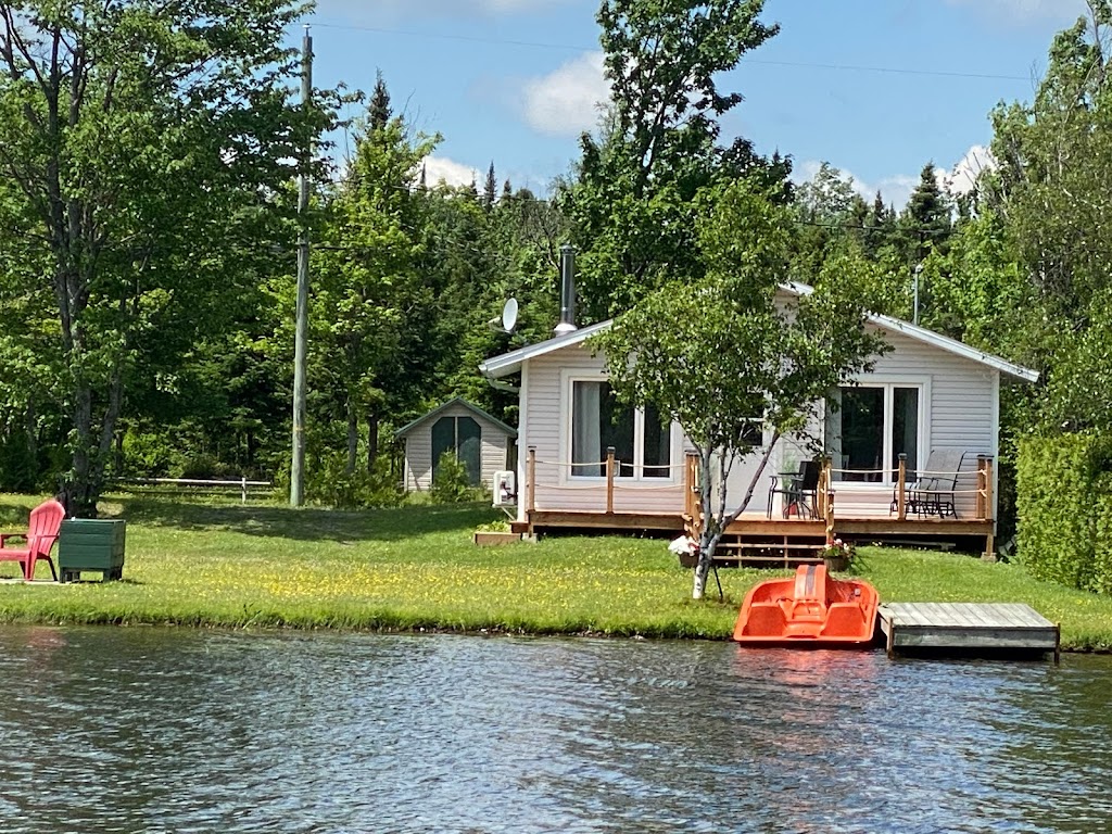 Le Bonheur au Chalet | 692 Rue Grande du Lac, Saint-Nérée, QC G0R 3V0, Canada | Phone: (418) 933-5553