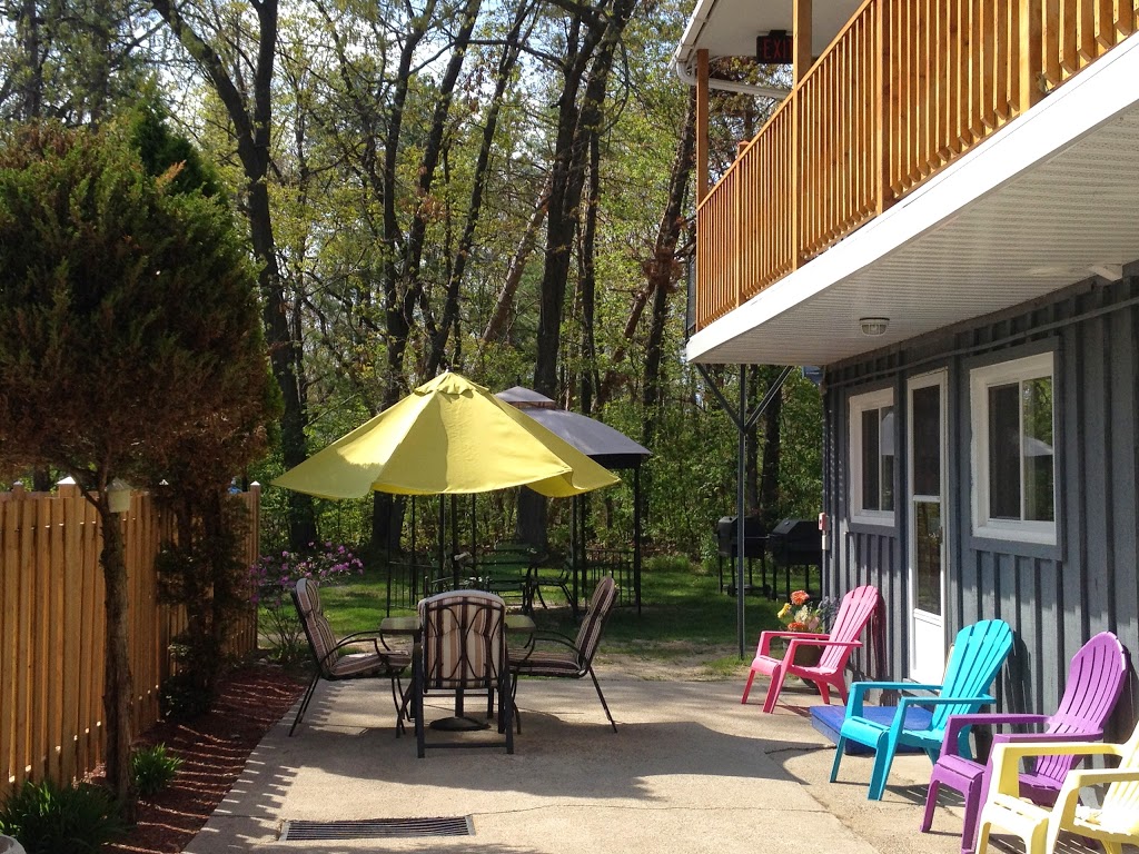 Whispering Pines Motel | 10456 Lakeshore Rd, Grand Bend, ON N0M 1T0, Canada | Phone: (519) 238-2383