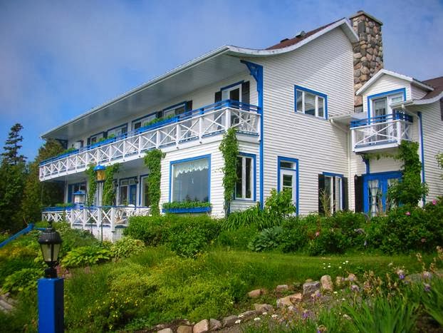 Auberge Fleurs De Lune | 301 Rue St Raphaël, La Malbaie, QC G5A 2N6, Canada | Phone: (418) 665-1090