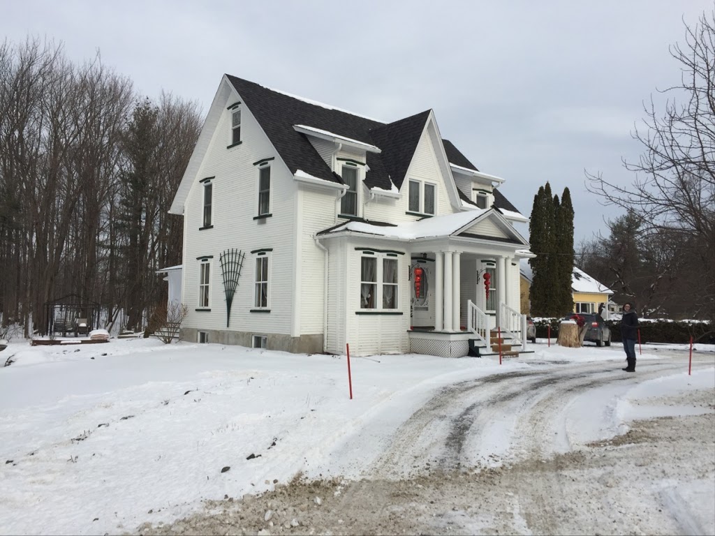 B & B Hillhouse | 529 Rue de Bondville, Foster, QC J0E 1R0, Canada | Phone: (450) 242-2209