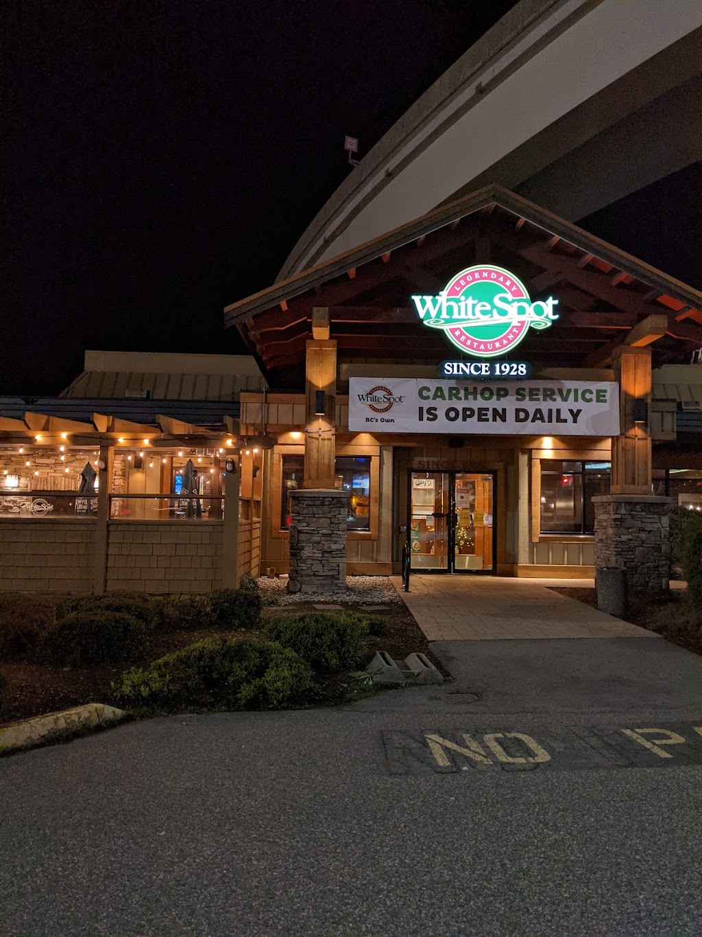 White Spot North Road | 4075 North Rd, Burnaby, BC V3J 1S3, Canada | Phone: (604) 421-4620