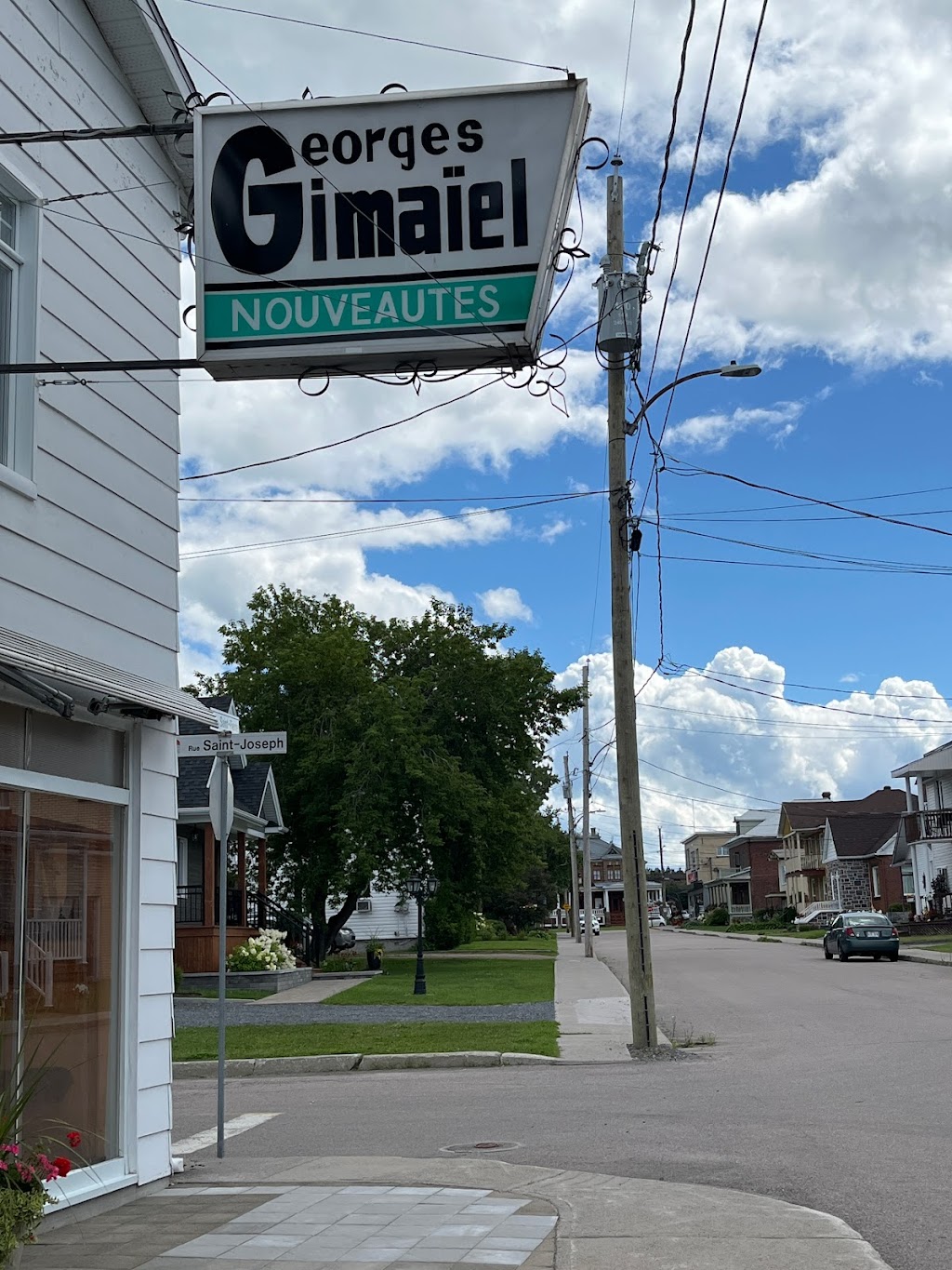 Georges Gimaiel Nouveautes | 40 Rue St Pierre, Métabetchouan-Lac-à-la-Croix, QC G8G 1G2, Canada | Phone: (418) 349-2166