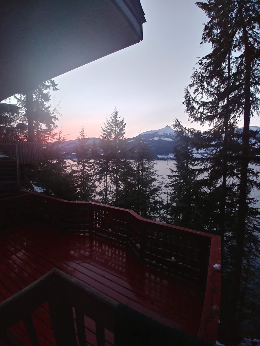 Hot Springs Cottage | 5863 BC-23, Nakusp, BC V0G 1R1, Canada | Phone: (604) 402-4100